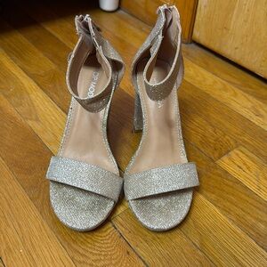 A 6in women gold heel